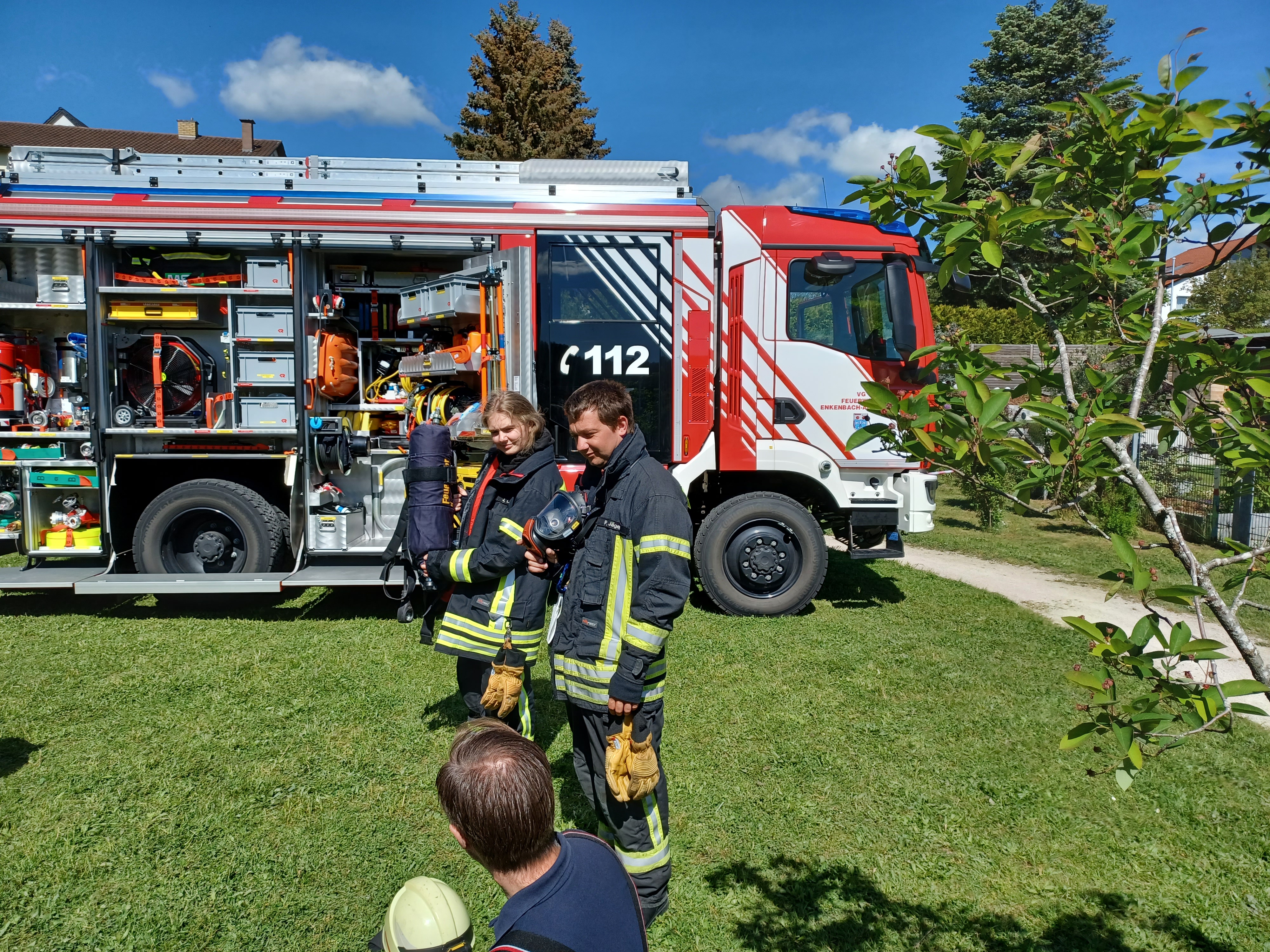 Die Feuerwehrleute bei der Vorführung des Atemschutzgerätes